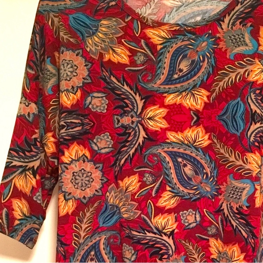 🎁 LuLaRoe “Irma” top M lovingly worn